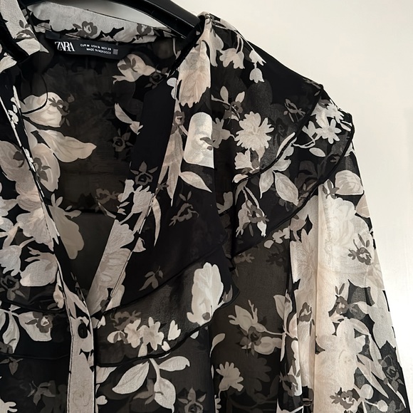 NWOT.  Zara floral blouse.  Lightweight, feminine and sheer. - Picture 3 of 10